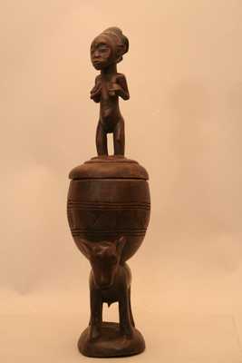 Luba (porteur de coupe), d`afrique : Rép.démoncratique du Congo., statuette Luba (porteur de coupe), masque ancien africain Luba (porteur de coupe), art du Rép.démoncratique du Congo. - Art Africain, collection privées Belgique. Statue africaine de la tribu des Luba (porteur de coupe), provenant du Rép.démoncratique du Congo., 1284/5038.Belle coupe Luba H.t.38,5cm.La coupe 20cm + le couvercle 18,5cm.La coupe représente un animal(chien?)portant le récipient sur son dos.Sur le couvercle se trouve une ancêtre debout,les mains posés sur ses seins.bois à patine assez ancienne; 1ère moitié du 20eme sc.(Minga)

Mooie Luba beker of schaal 38,5cm.T.h.De beker 20cm.Het deksel 18,5cm.De beker vertoond een dier dat een beker draagt. Boven op het deksel staat een vrouw met beide handen op haar borsten.Luba haartooi in kruisvorm. 1ste helft 20ste eeuw.


. art,culture,masque,statue,statuette,pot,ivoire,exposition,expo,masque original,masques,statues,statuettes,pots,expositions,expo,masques originaux,collectionneur d`art,art africain,culture africaine,masque africain,statue africaine,statuette africaine,pot africain,ivoire africain,exposition africain,expo africain,masque origina africainl,masques africains,statues africaines,statuettes africaines,pots africains,expositions africaines,expo africaines,masques originaux  africains,collectionneur d`art africain